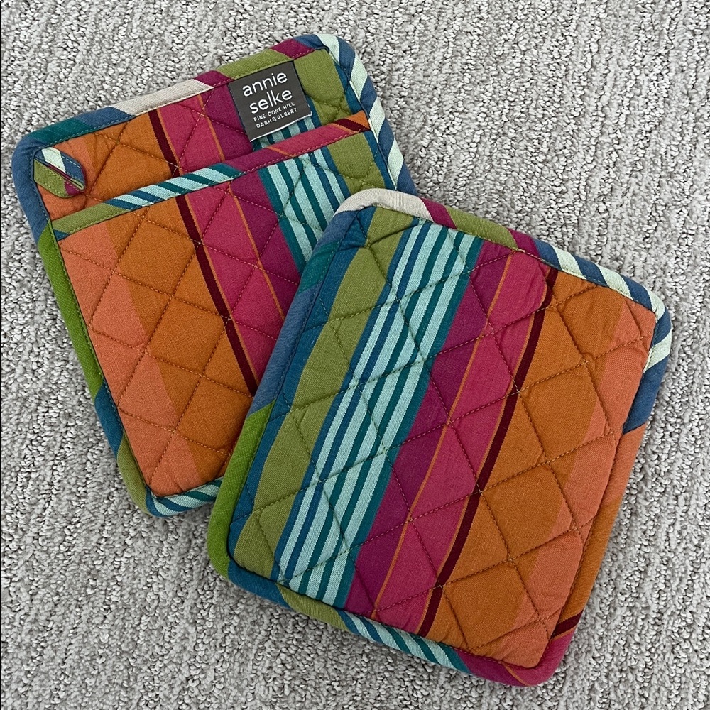 NWOT! Annie Selke Mellie Quilted Pot Holders